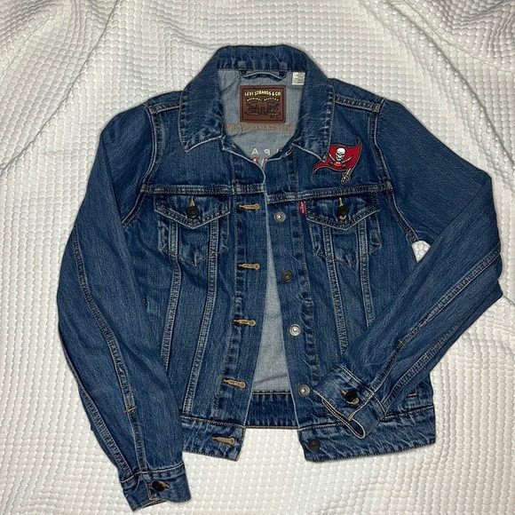 COPY - Women’s Tampa Bay Buccaneers Levi Denim Jacket - Picture 4 of 7